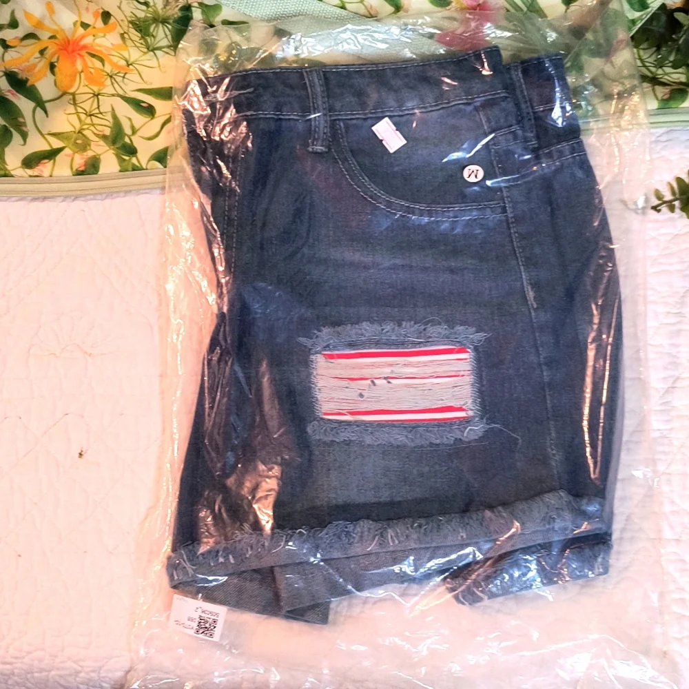 Just in time for the 4th of July. NWT American flag patch distressed denim short - Picture 1 of 8